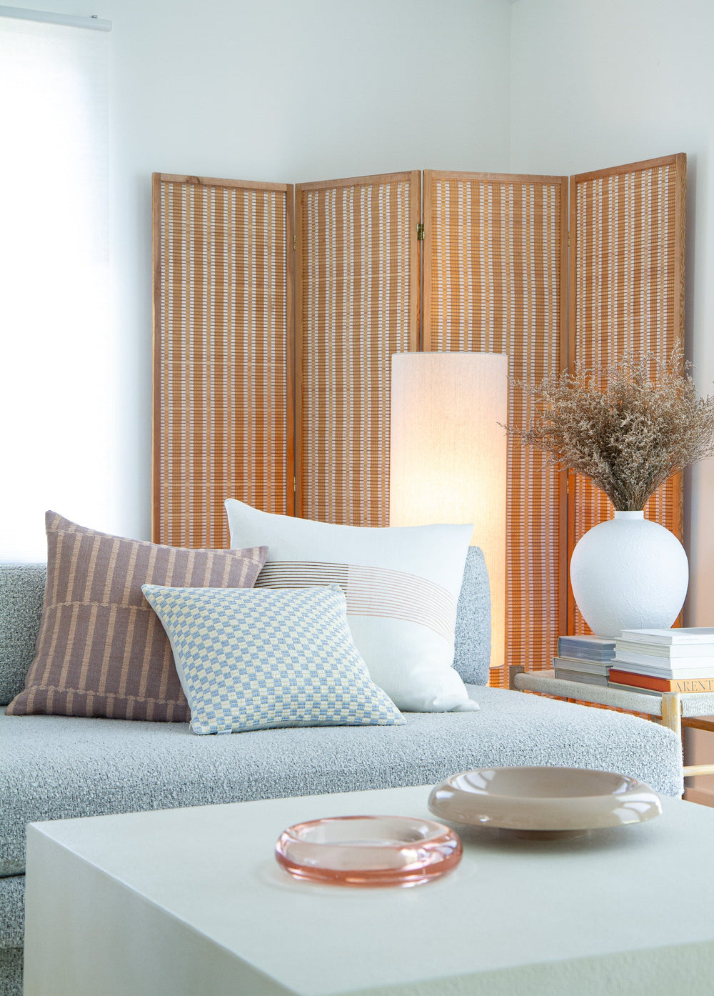 Guatemala’da el dokuması gri beyaz kareli brokar yastık