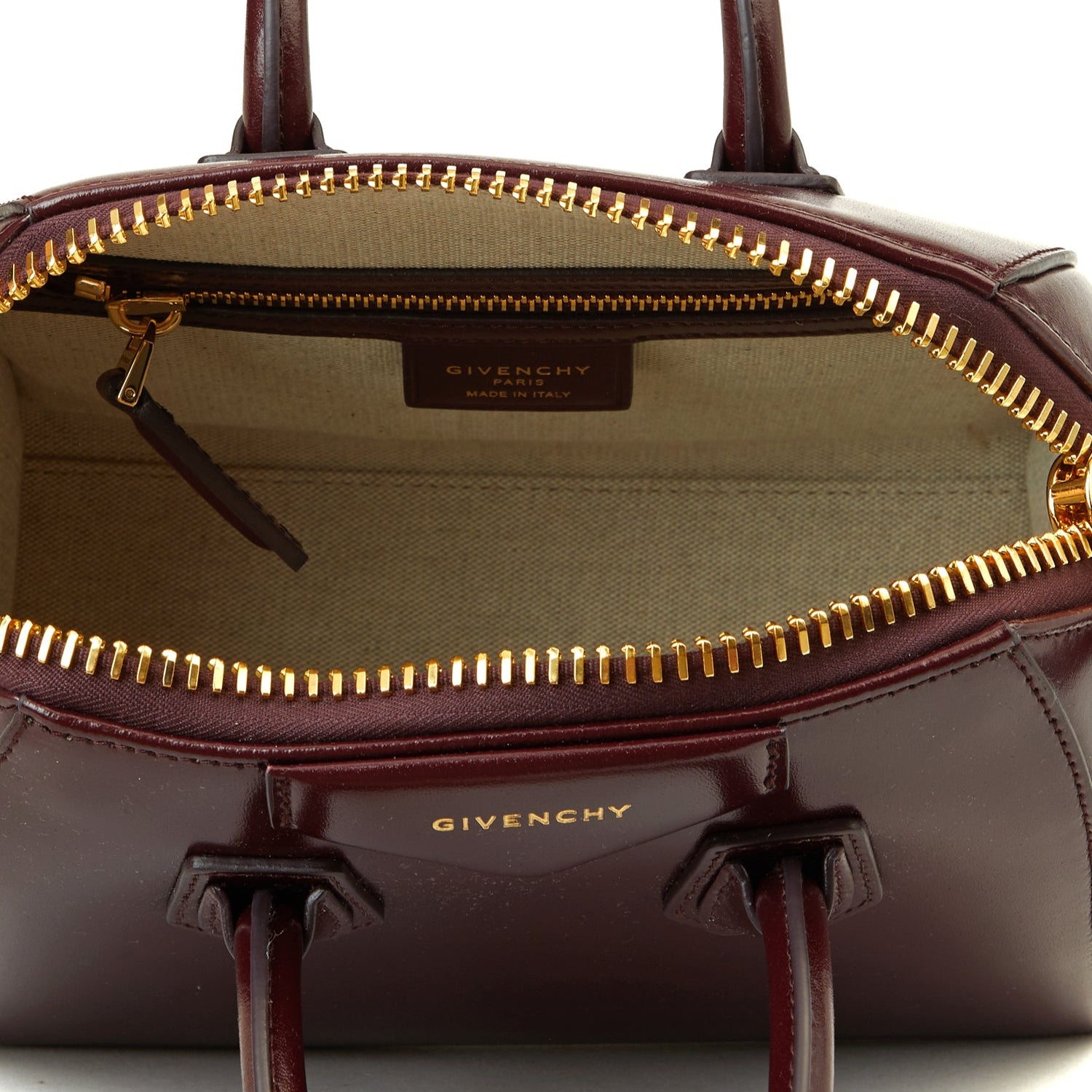 Interior pocket and calfskin texture of Givenchy Mini Antigona