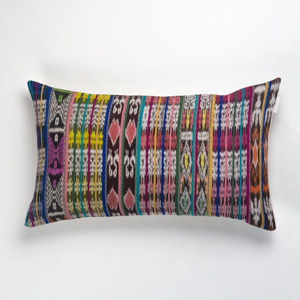 El dokuması çok renkli pamuk kumaştan vintage ikat yastık