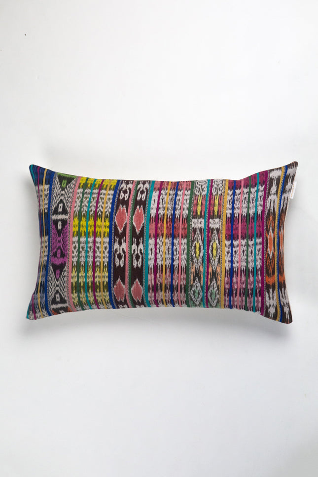 El dokuması çok renkli pamuk kumaştan vintage ikat yastık