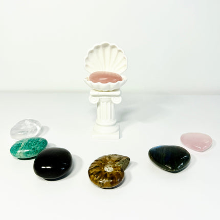 Roman Column Clam Shell Crystal Pebble Holder – White Stone-Like Marble Pedestal Display by KREATEUR Studio (Beta)